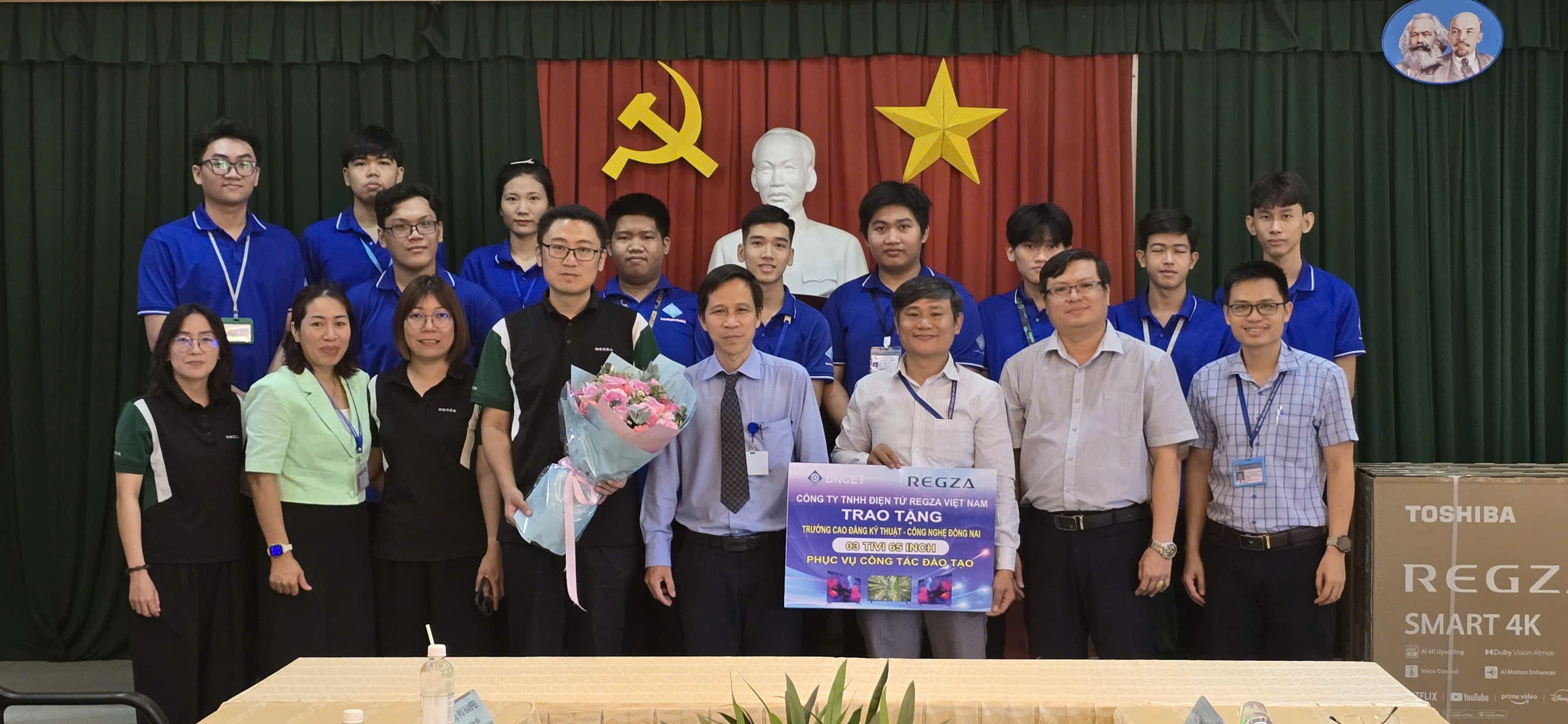 CÔNG TY TNHH ĐIỆN TỬ REGZA VIỆT NAM TRAO TẶNG THIẾT BỊ PHỤC VỤ CÔNG TÁC ĐÀO TẠO.