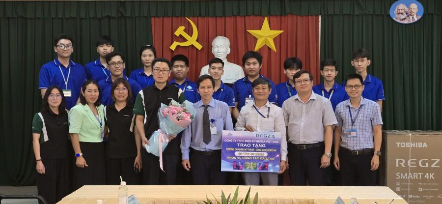 CÔNG TY TNHH ĐIỆN TỬ REGZA VIỆT NAM TRAO TẶNG THIẾT BỊ PHỤC VỤ CÔNG TÁC ĐÀO TẠO.