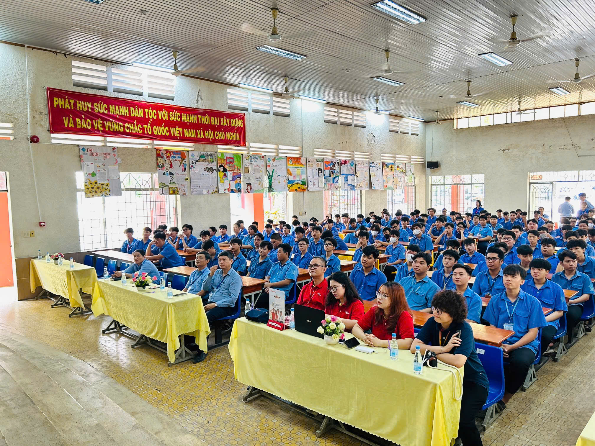 Trường Cao đẳng Kỹ thuật Công nghệ Đồng Nai phối hợp cùng công ty Cổ phần Hàng không Vietjet tổ chức buổi tư vấn Ngành/nghề lĩnh vực hàng không cho học sinh, sinh viên.