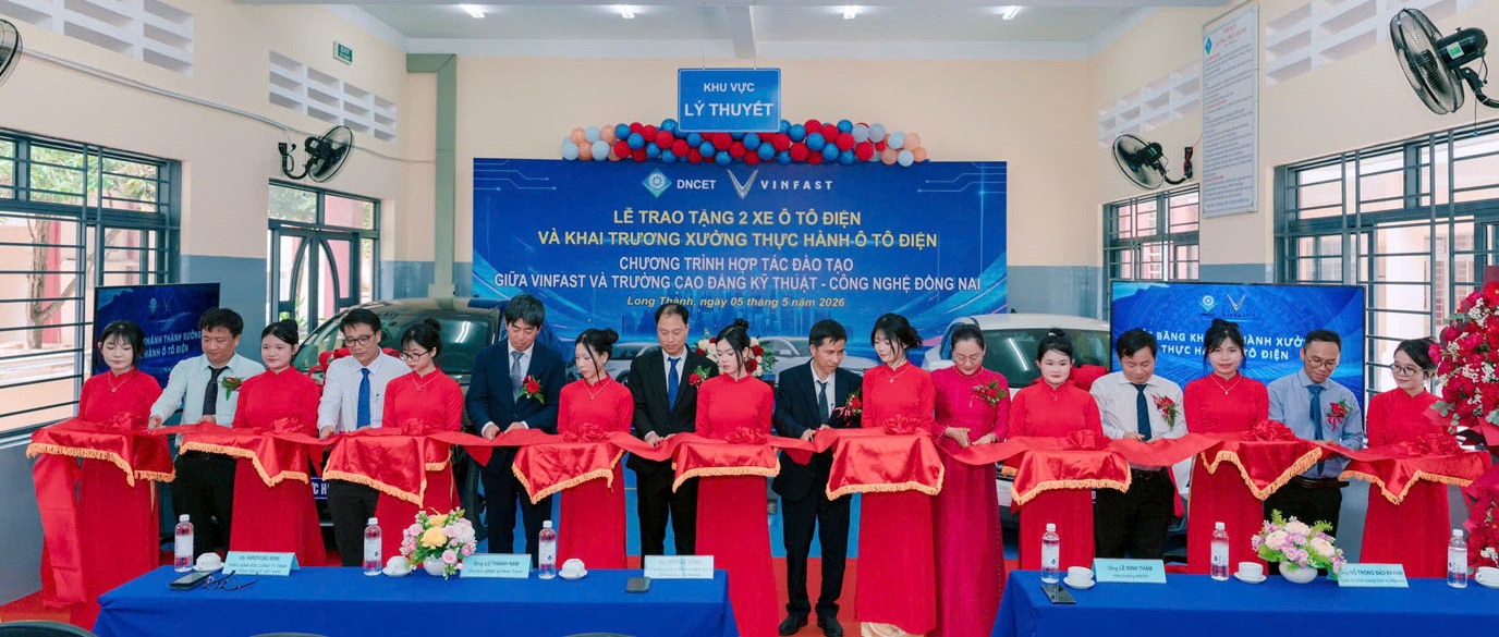 TỔ CHỨC LỄ BÀN GIAO XE Ô TÔ ĐIỆN VINFAST VÀ KHAI TRƯƠNG XƯỞNG THỰC HÀNH CÔNG NGHỆ Ô TÔ